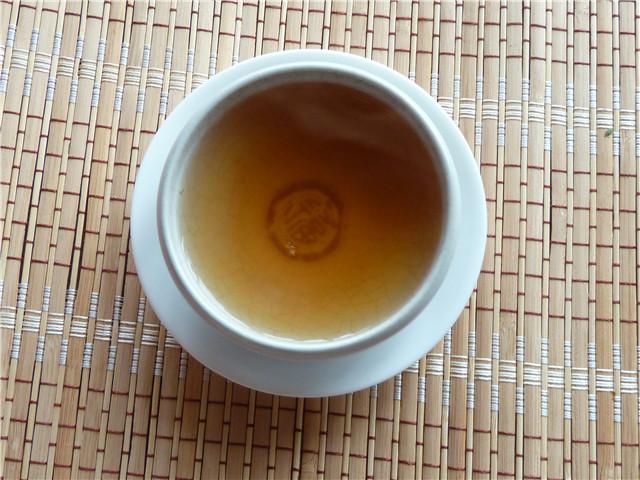 皖西黄大茶茶叶品鉴茶汤黄中带褐色，滋味醇厚浓重