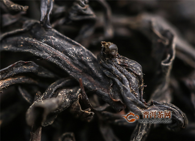 正山小种和大红袍，都是产于武夷山地区的著名茶品！