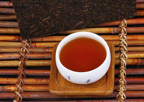 购买安化黑茶的小贴士方法 黑砖茶的选择要点 安化黑茶的茶汤