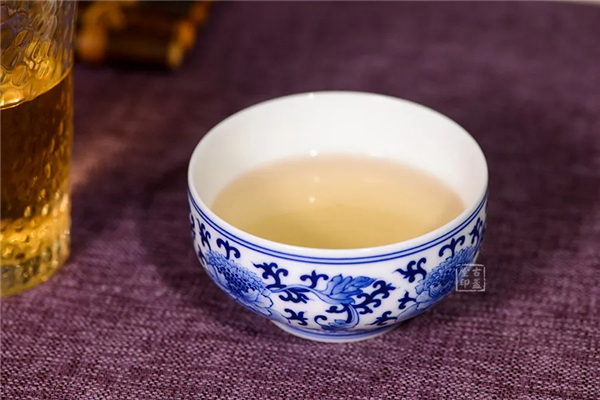 不同材质的茶具，是如何影响茶味的？