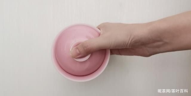 新手第一次用盖碗泡茶怎么用，盖碗的正确使用手势