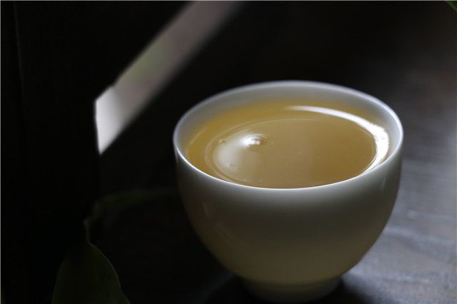 中国的茶诗数不胜数，这几句尤其唯美！
