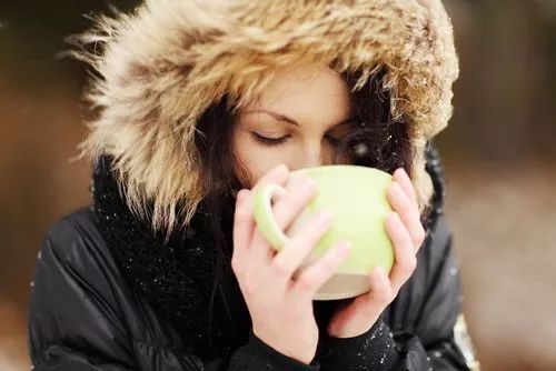 冬天怕冷的话，不要指望喝一大缸热茶来保暖喔！