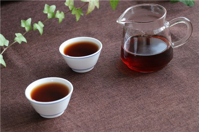 为什么普洱熟茶的颜色是红黑色？