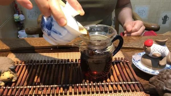 六堡茶“槟榔香”走红网络，喝起来真有槟榔味？